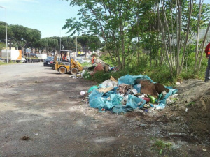 Roma, a Capannelle Ama posizione dissuasori per evitare abbandono rifiuti