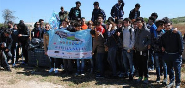 Ostuni, mare senza plastica nel parco delle Dune. Gli studenti ripuliscono la spiaggia dai rifiuti e dai detriti