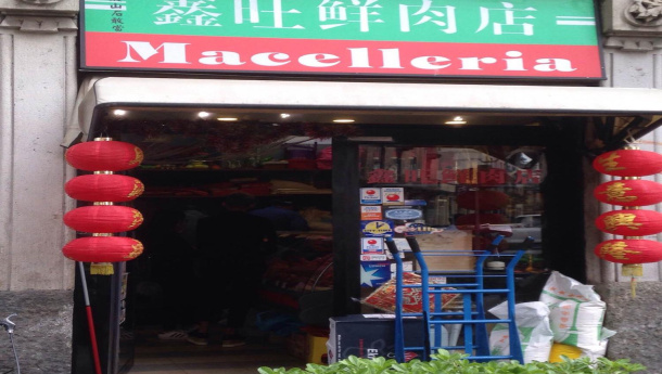 Immagine: Contro lo spreco di cibo in Paolo Sarpi a Milano: la macelleria cinese 鑫旺鲜肉店 cerca canili e associazioni