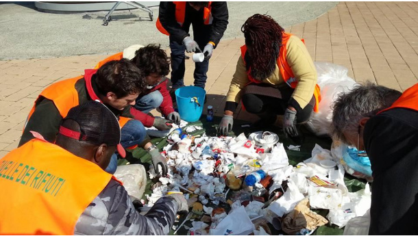 Immagine: Per la prima volta  a Torino TRASH MOB ELETTORALE: i candidati  mettono le mani nei rifiuti