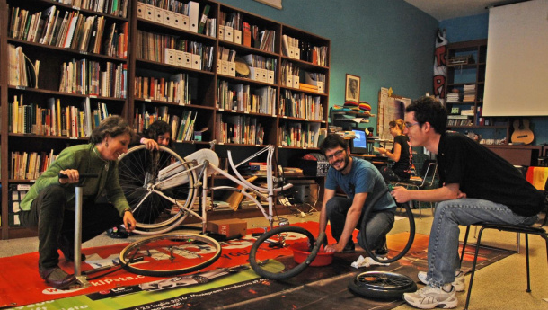 Immagine: La Casa per la Pace di Milano: un luogo virtuoso dove si ricicla di tutto, anche i vecchi calzini