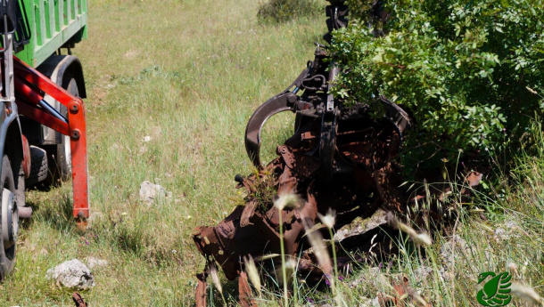 Immagine: Cassano delle Murge (Bari) recupera le auto abbandonate tra i sentieri del parco