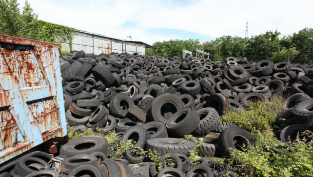 Immagine: 5 mila tonnellate di pneumatici abbandonati: parte prelevio dal deposito Gianturco a Napoli