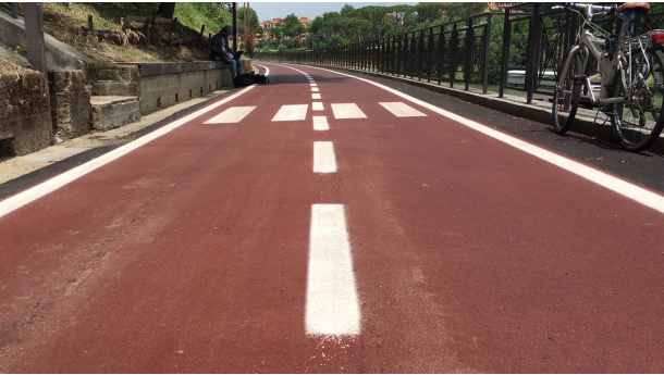 Immagine: Roma, inaugurato il primo tratto di pista ciclabile con asfalto green e hi-tech