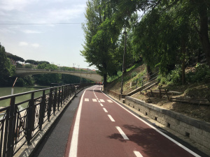 Roma, inaugurato il primo tratto di pista ciclabile con asfalto green e hi-tech