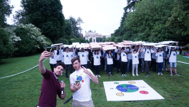 Immagine: Il Mio Pianeta CONAI: nel flash mob al Parco Sempione la lattina riciclata diventa una bicicletta / VIDEO