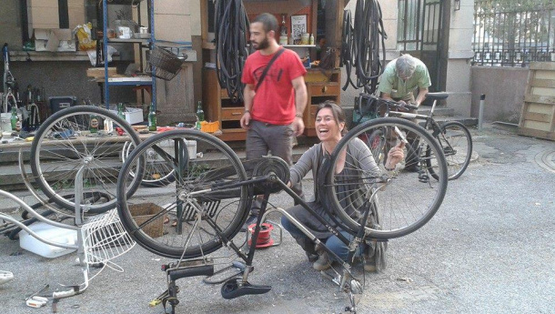 Immagine: I ragazzi di Fucine Vulcano a Milano: qualcosa di più di una semplice ciclofficina