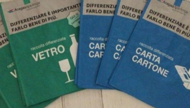 Immagine: Padova mette al bando i sacchetti di plastica per conferire i rifiuti