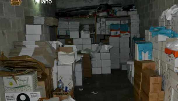 Immagine: Milano, maxi sequestro di 180 mila sacchetti di plastica