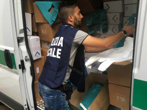 Milano, maxi sequestro di 180 mila sacchetti di plastica
