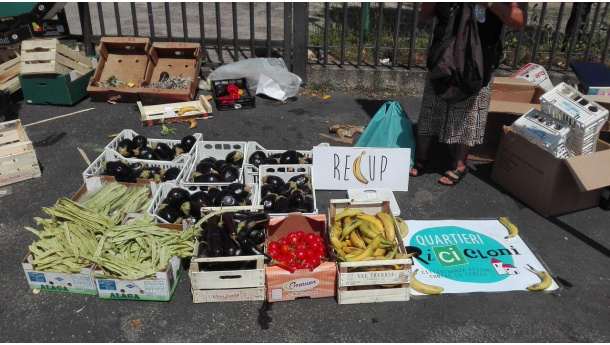 Immagine: Recupero di cibo nei mercati a Milano: 194 kg in una sola giornata in via Esterle/Cambini