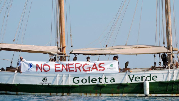 Immagine: Blitz di Goletta Verde per rafforzare il ‘no’ al deposito costiero Gpl Q8 di Energas