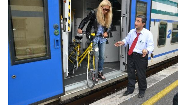 Immagine: Bici sul treno, a Torino una pedalata per dare una svegliata alle istituzioni