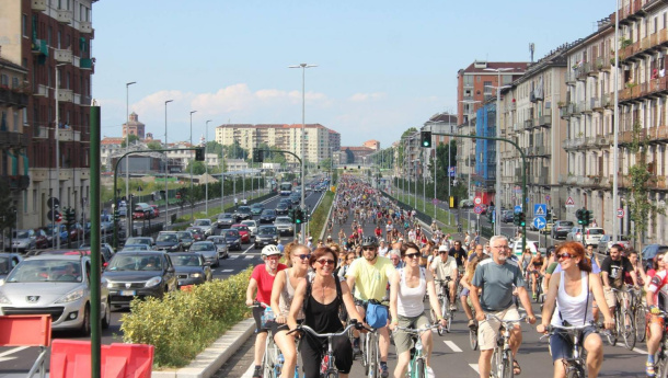Immagine: Auto nei controviali a 20 km all'ora. Bike Pride: 
