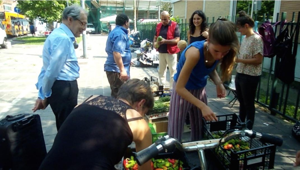 Immagine: Un click per sostenere le ragazze di RECUP, quelle che recuperano il cibo nei mercati di Milano