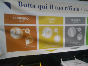 Terra Madre Salone del Gusto. 'Smaltimento': la parola sbagliata sui pannelli illustrativi delle isole ecologiche