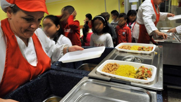Immagine: Mangia con loro. Scuole, mense e genitori contro