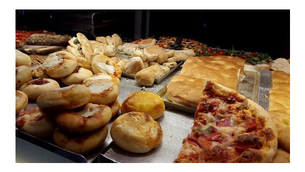 Immagine: Berni, la panetteria storica di Paolo Sarpi dove anche il pane del giorno prima va a ruba