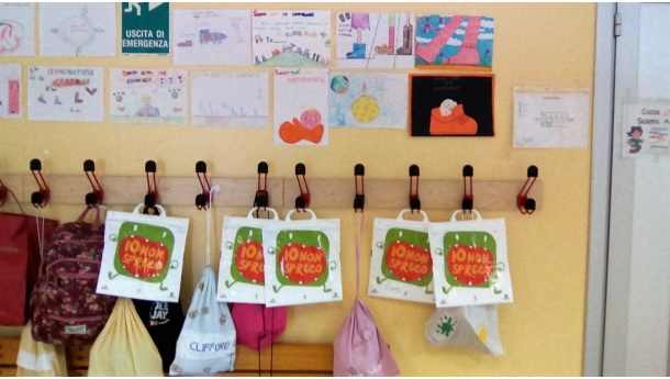 Immagine: A Milano la scuola di via Oglio adotta i sacchetti salva cibo