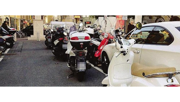 Immagine: Milano, via le strisce blu, servono parcheggi per 50mila scooter