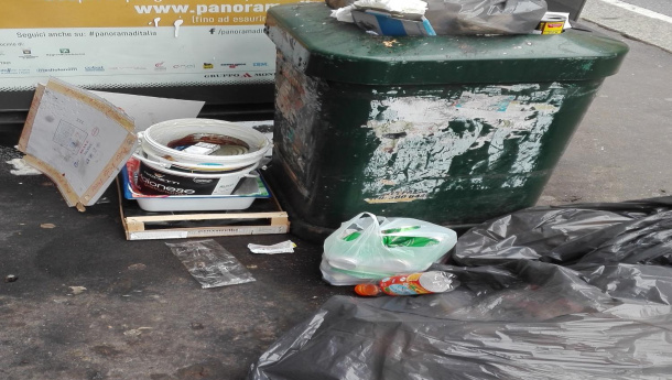 Immagine: Cestini abusati a Milano: ecco come il rifiuto di casa finisce nei cestini pubblici in strada | GALLERY