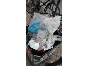 Cestini abusati a Milano: ecco come il rifiuto di casa finisce nei cestini pubblici in strada | GALLERY