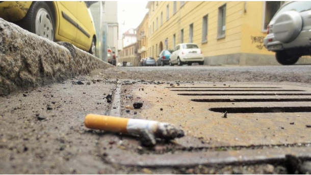 Immagine: Sigarette e piccoli rifiuti gettati a terra, i soldi delle multe vanno a campagne informative sui danni all'ambiente