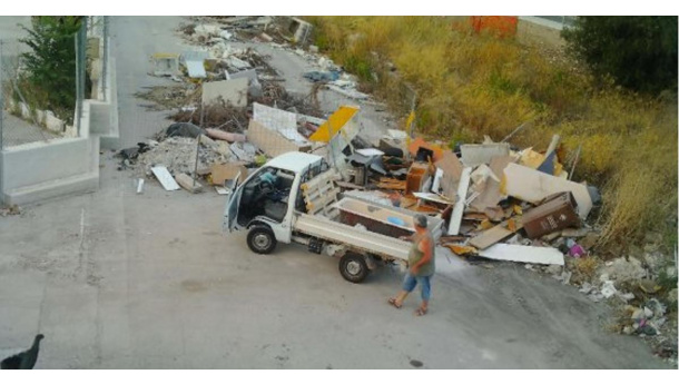 Immagine: Bari, beccato mentre sversa rifiuti in campagna. Per lui una multa da 3.600 euro
