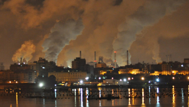 Immagine: A Taranto è allarme anche pesticidi, + 30% malattie sangue. E Peacelink scopre un lago di catrame a ridosso dell'Ilva