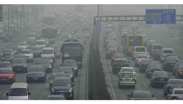 Immagine: Pechino, stop alle auto inquinanti durante allerta smog