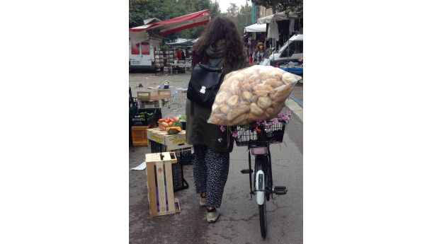 Immagine: Recup in piazzale Martini: la voce si diffonde e c'è anche chi dona il pane