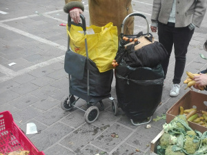 Recup in piazzale Martini: la voce si diffonde e c'è anche chi dona il pane