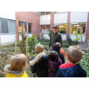 Immagine: Con Nonno Domenico i bambini preparano l'orto