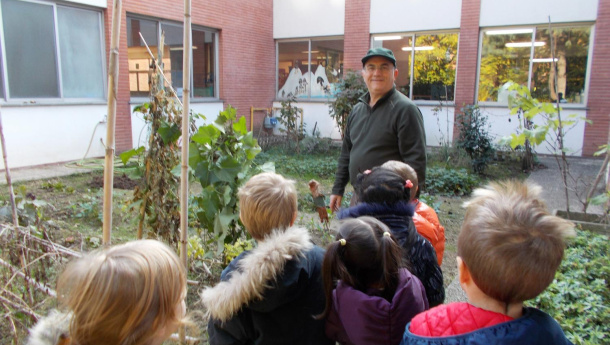 Immagine: Con Nonno Domenico i bambini preparano l'orto