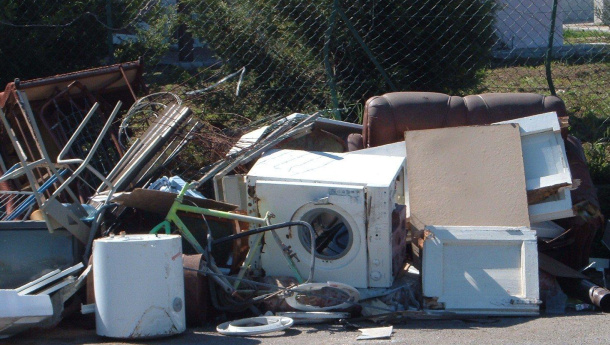 Immagine: Ama: rimossi materassi abbandonati alla Pisana, ogni notte a Roma raccolte 15t di ingombranti