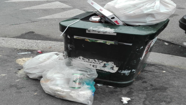 Immagine: Milano, i cestini di strada usati come mini-discariche