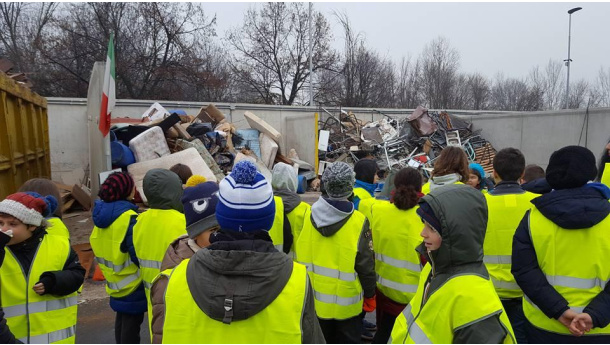 Immagine: Torino, la visita all'ecocentro con le scuole diventa un'avventura tra ragni meccanici e piscine di pneumatici