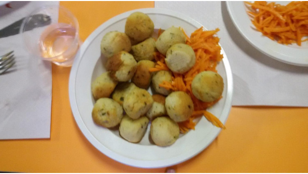 Immagine: Il Laboratorio dei pesi: pesare gli avanzi è utile per far riflettere i bambini sullo spreco collettivo