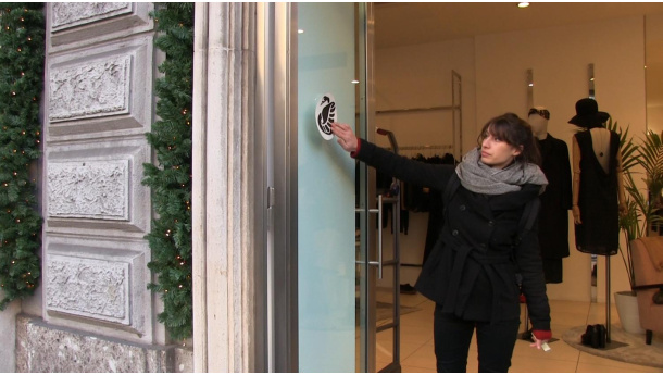 Immagine: Milano, negozi del centro, porte spalancate d'inverno. Legambiente: 'Una tendenza assurda, che aumenta solo gli sprechi'