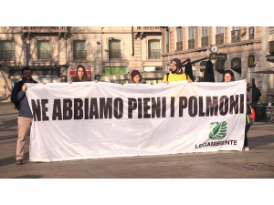 Milano, negozi del centro, porte spalancate d'inverno. Legambiente: 'Una tendenza assurda, che aumenta solo gli sprechi'