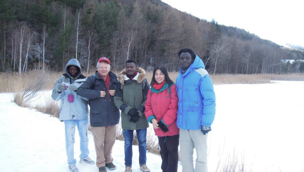 Immagine: Con tre africani collaboratori delle Sentinelle e del Recupero a Porta Palazzo in gita didattica a OULX