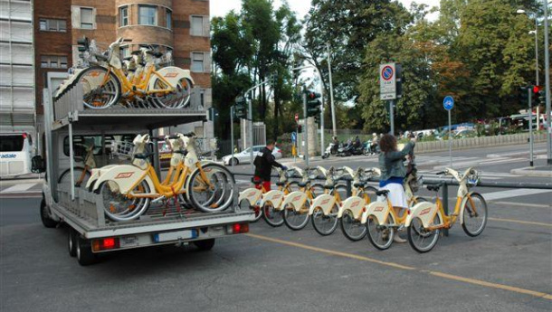 Immagine: Bike sharing a Milano, superati i 55 mila abbonati annuali BikeMi nel 2016
