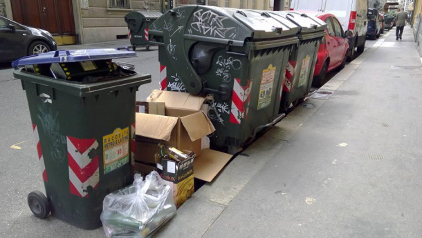 Immagine: Torino, lotta ai rifiuti abbandonati a fianco dei cassonetti. Gruppo Iren: 'Pratica scorretta che non riguarda solo gli ingombranti'