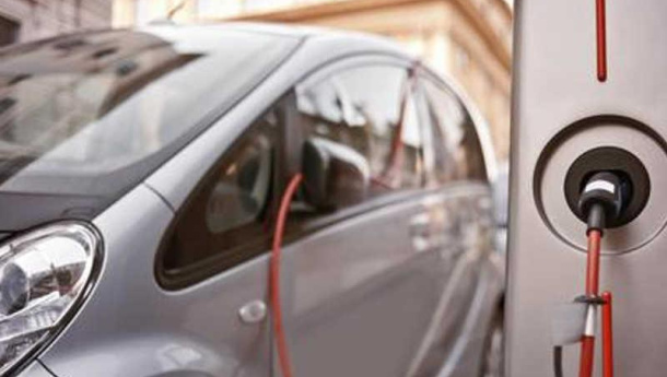 Immagine: Mercato auto usate in calo, rallenta il passaggio all'elettrico