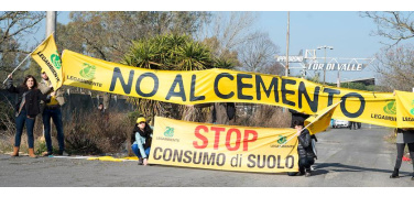 Blitz di Legambiente NO AL CEMENTO – STOP AL CONSUMO DI SUOLO a Tor di Valle