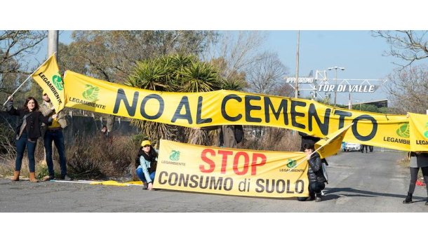 Immagine: Blitz di Legambiente NO AL CEMENTO – STOP AL CONSUMO DI SUOLO a Tor di Valle