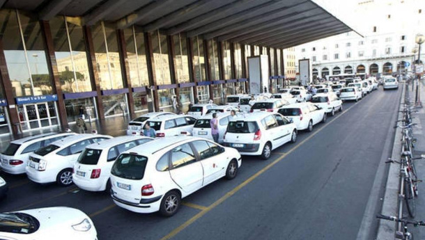 Immagine: Taxi, servizio bloccato a Roma e proteste a Torino e Milano per 'sanatoria pro Uber'