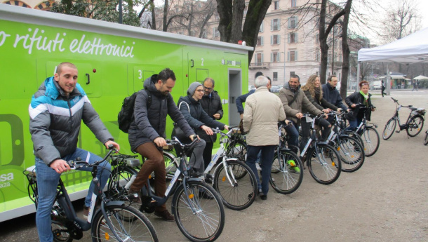 Immagine: RAEE PARKING a Milano: vincere una bici elettrica raccogliendo rifiuti elettronici | Video