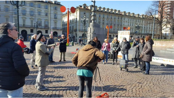 Immagine: Bentornata Domenica a piedi, le immagini della conferenza in piazza Castello | Video