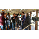 Immagine: Attaccati al tram, le immagini della conferenza a bordo della linea 7 | Video